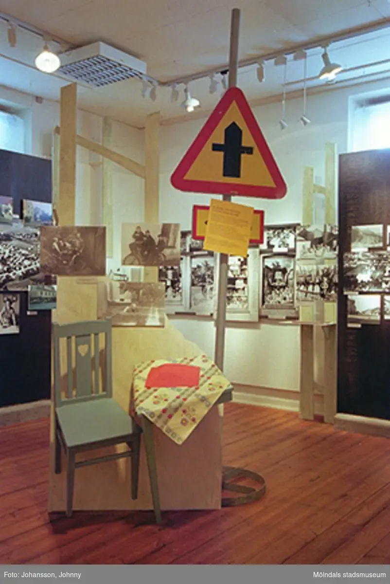 "Mölndalsbro - minnen, förändring, framtid". Fotoutställning om Mölndalsbro och centrum i bilder från 1920-talet till 2000-talets visioner. Visades på Mölndals museum 17/3-3/11 1996.