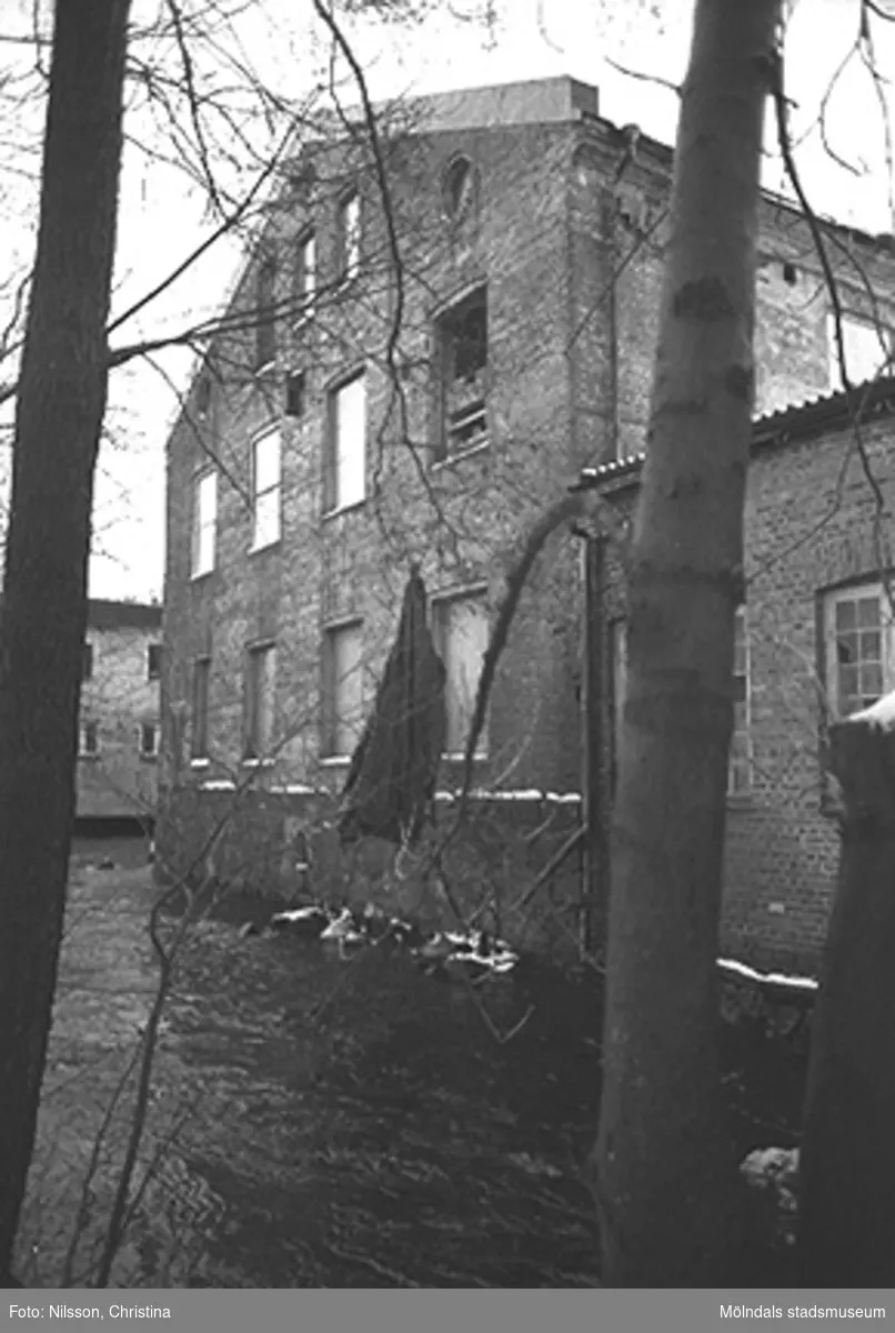 Kvarnfallet 31 i Grevedämmet, hösten 1994. Fabriksbyggnad i tegelsten vid vattendrag.