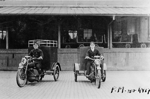 Motorcyklar, av märket "Harley Davidson", med släpvagnar. Utanför
postkontoret Stockholm Ban 1919.