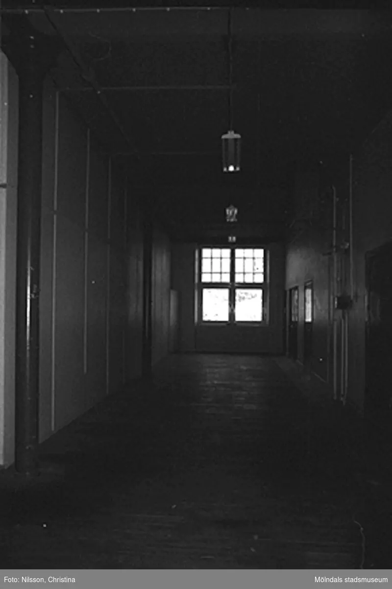 Byggnadsdetaljer: Korridor och fönster i August Werners fabriker i Lindome, hösten 1994.