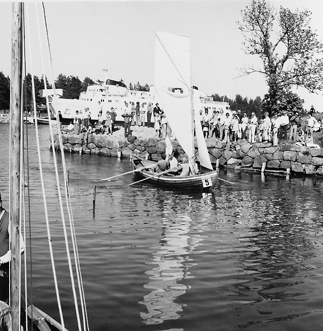 Den årliga tävlingen "Postrodden" där man i tidstypisk utrustning såväl i kläder som i båtar tävlar i att ro och segla mellan Eckerö på Åland och Grisslehamn på Väddö. Den första tävlingen gick av stapeln 1974 med start från Eckerö och mål i Grisslehamn.  På tredje plats kom båt nr 5 "Rödlöga", en gotländsk tvåmänning,
byggd 1973.