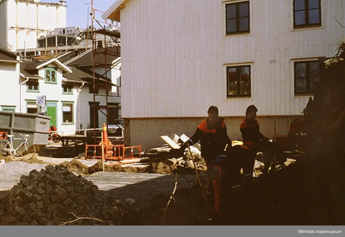 Grävarbete vid Lyktplatsen i Kvarnbyn, april 1993. Till vänster ses Kråkans Krog och till höger bostäderna på Götaforsliden 4 (Korndal 2). I bakgrunden ses Soabs vita silotorn.