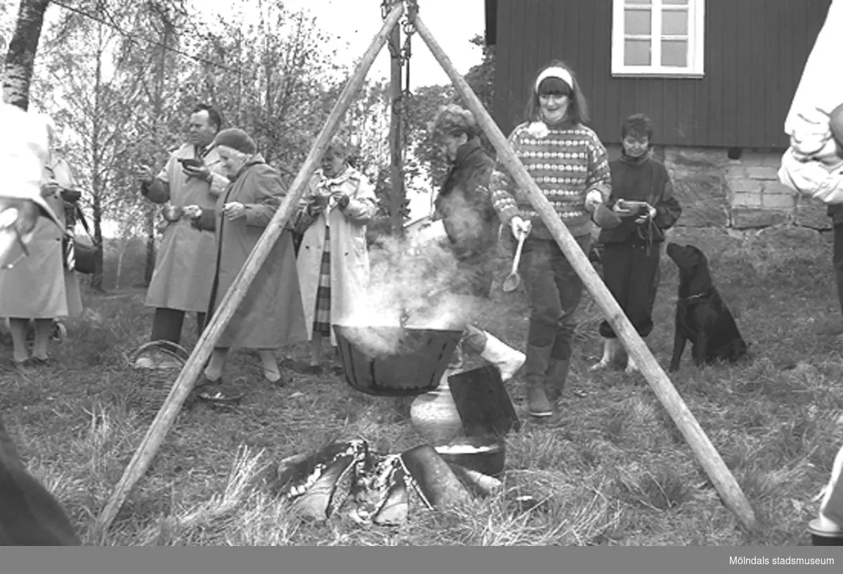 Familjesöndag vid Börjesgården, 1994-05-15. Museichef Mari-Louise Olsson kokar mat över öppen eld.