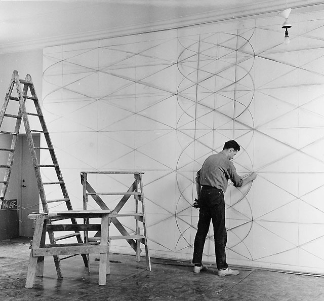 Blivande U.P.U.-rummet på 2 trappor (f.d. rum 4). Konstnären Lennart Rodhe skisserar upp sin väggmålning "Paket på löpande band", vars original tillhör postkontoret i Östersund. Foto 2 juni 1955.