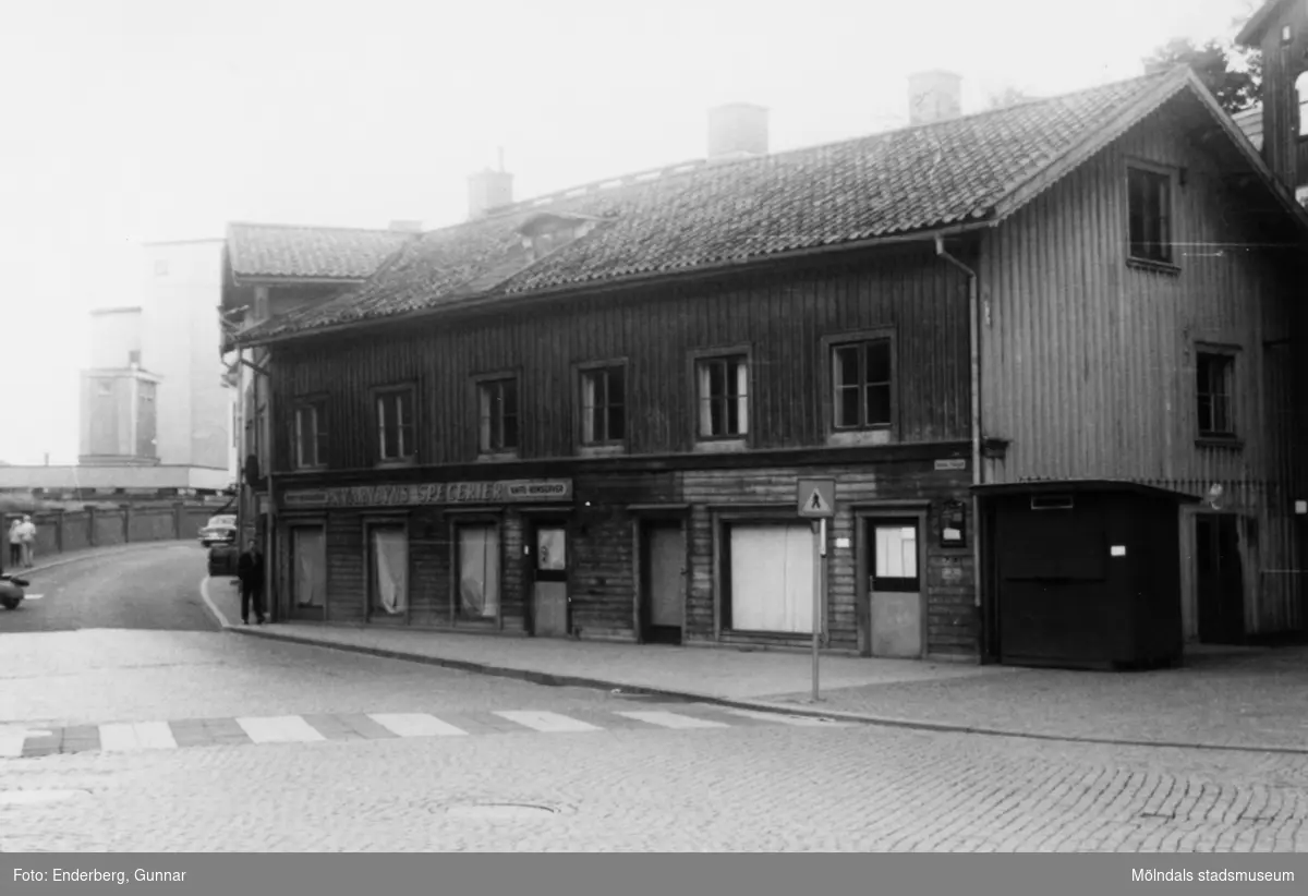 J. Nundstedts speceriaffär (även kallad Kvarnbyns Specerier) på Kvarnbygatan 39, år 1961.  Relaterat motiv: 2004_0249.