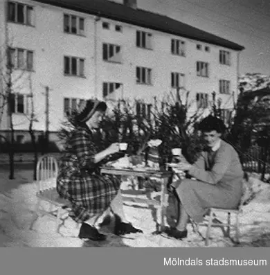 Lärarna på Krokslätts daghem fikar, 1948 - 1951. I bakgrunden ses bostadshuset Dalhemsgatan 10 - 12.