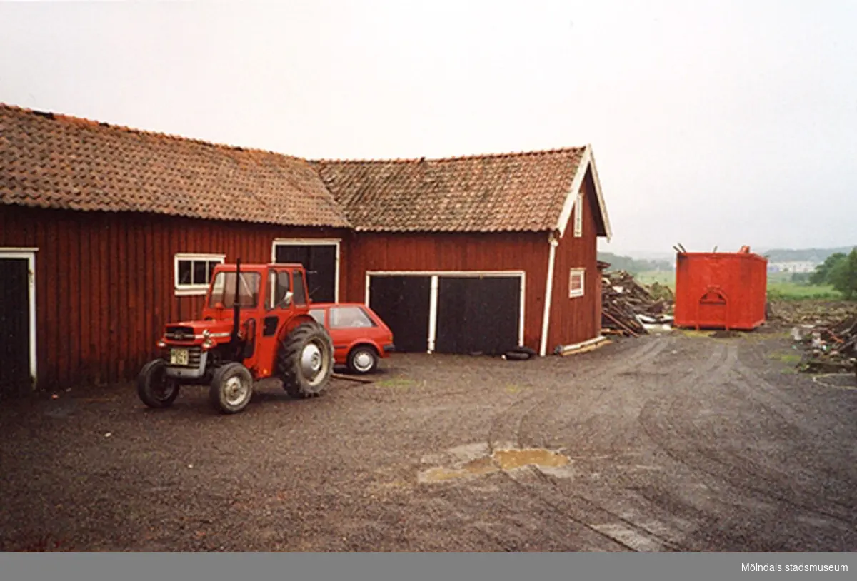 En lada på Lunnagårdsgatan 26 (Balltorp 1:20) i Balltorp 2000-06-06.