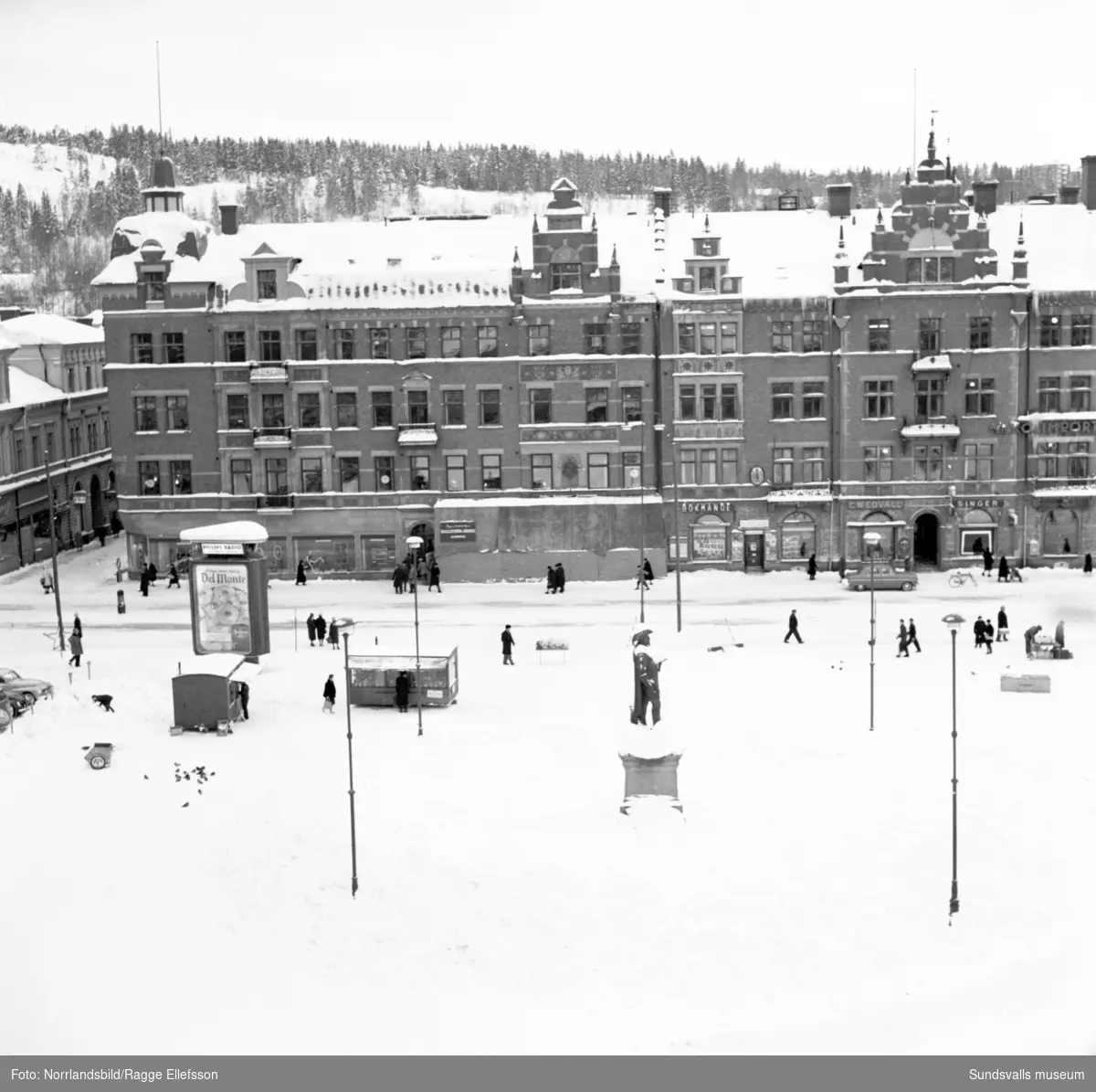 Vinterbild på Forumhuset sett från Stadshusets tak.