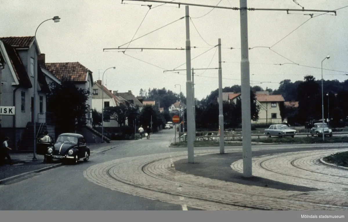 Vy från Barnhemsgatan över spårvägens vändslinga på Broslätt i Mölndal, 1970-tal.