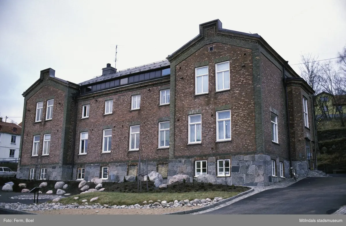 Exteriörfoto på Norra Forsåkersgatan 19 (Kallkällan 1) år 1988. Från 1985 fram till 2002 fanns Mölndals Museum i lokalerna. Museet flyttade sedan vidare till "Strumpan" på Kvarnbygatan 12. Tidigare har det varit både barnbördshus, sjukhus samt polisstation i lokalerna.
