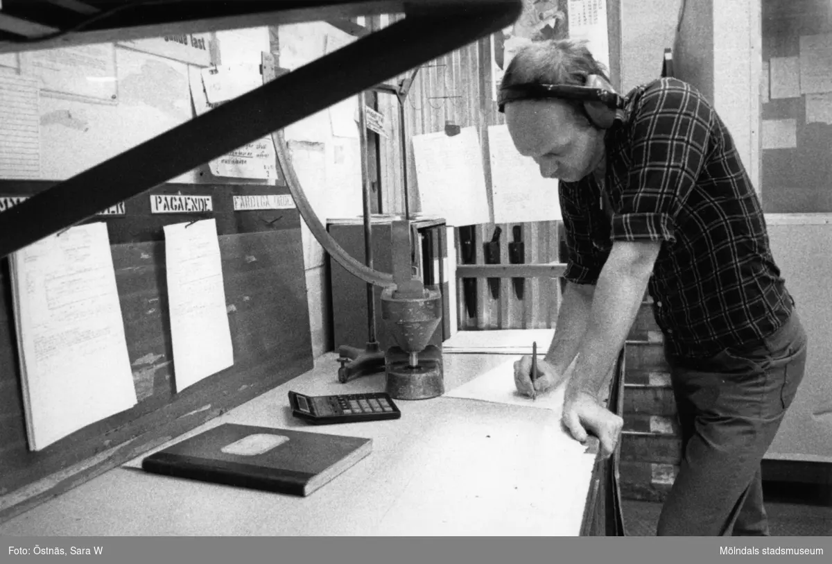 Denny Andersson i arbete på pappersbruket Papyrus i Mölndal, år 1990.