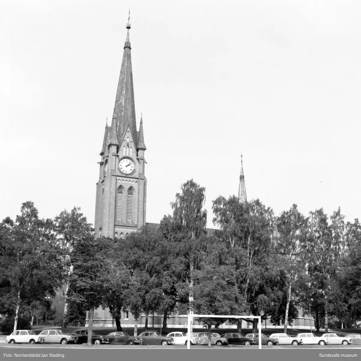 Sommarbilder från Stenstaden. Storgatan, torget, kyrkan.