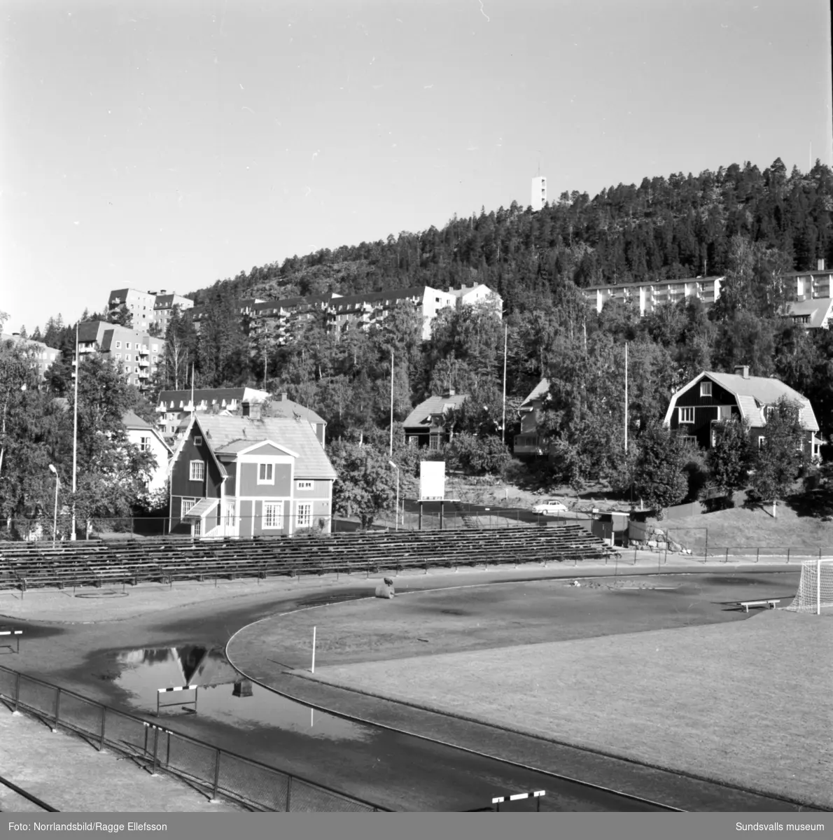 Gammalt och nytt nedanför Norra berget. Alliero och Ludvigsberg fotograferat från Idrottsparkens läktare.