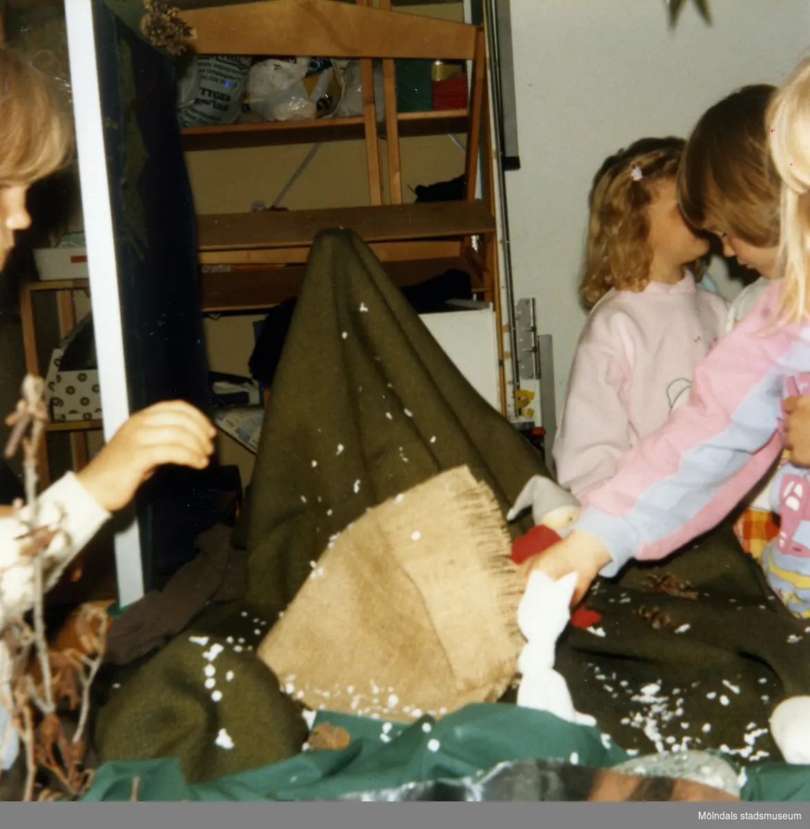 Dockteater på Lackarebäcks barnstuga 1987-04-30. Föreställning för dagbarnvårdare. Fotografi ur album tillhörande Blanka Kaplan.