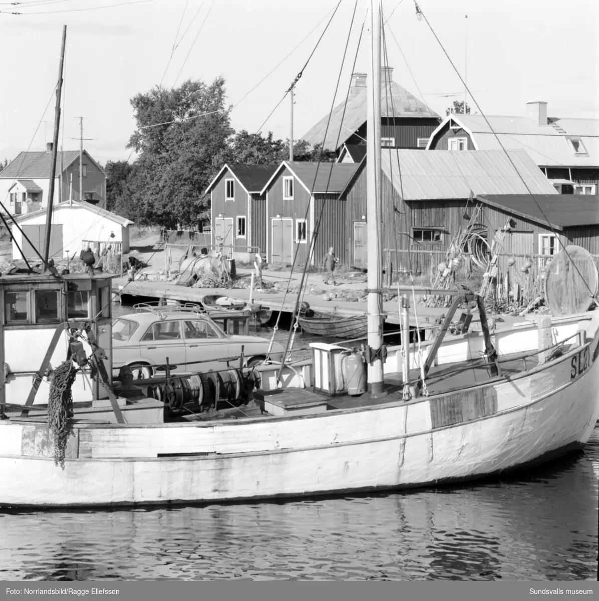 Båtar, bryggor och sjöbodar vid Löruddens fiskeläge.