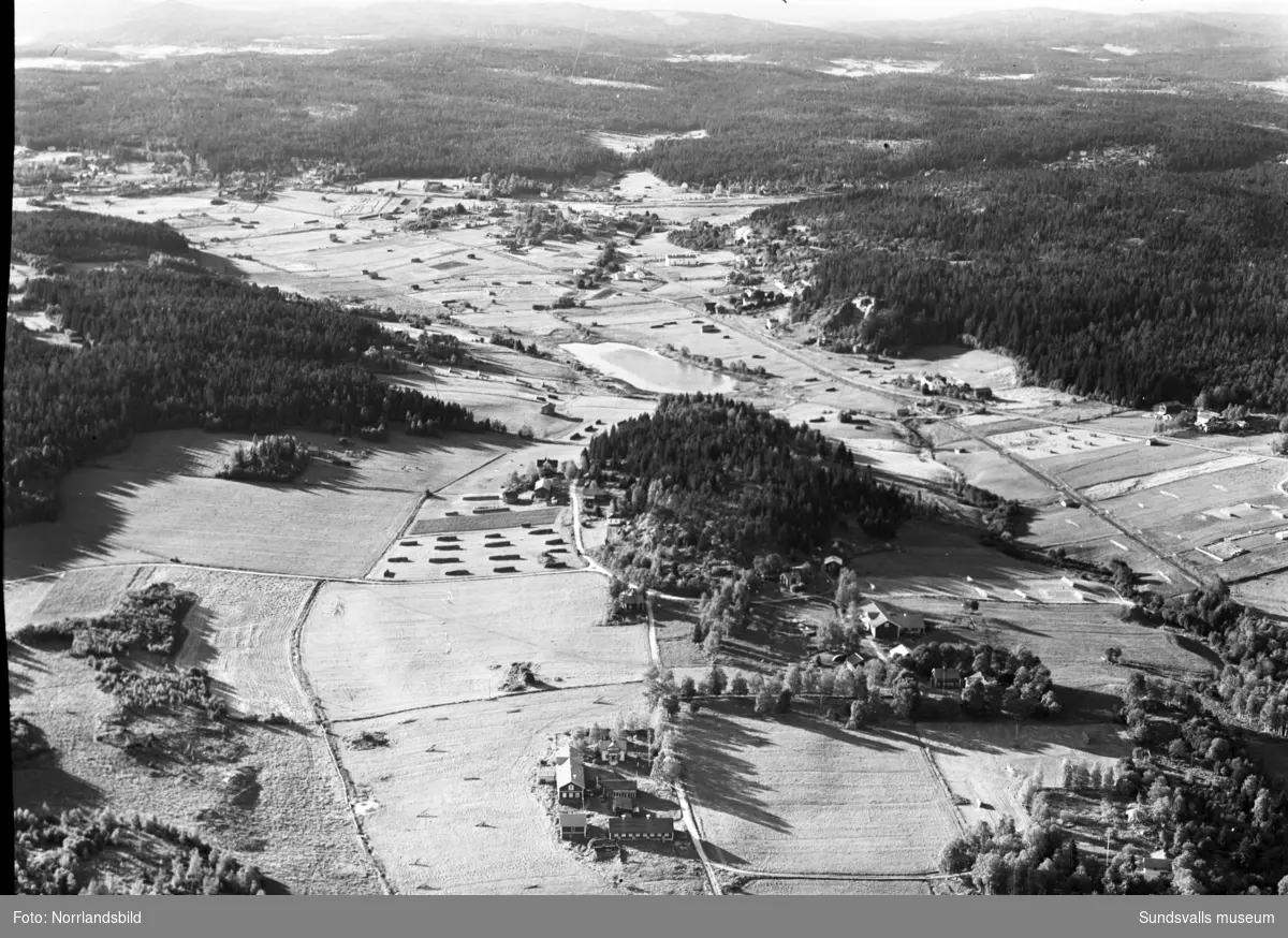 Flygfoto över Korsta, Gärde och Bydalen. Korstabergsvägen närmast och i mitten av bilden Gärdetjärnen. Till höger i bild syns spårvagnsspåret mot Tunadal och Skönvik.