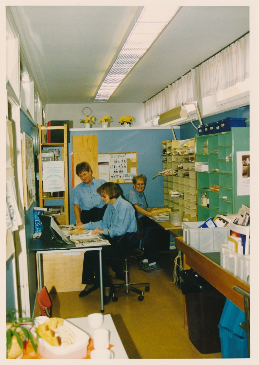 Tre anställda vid posthanteringen, Postkontoret Köpmanholmen, 1993.