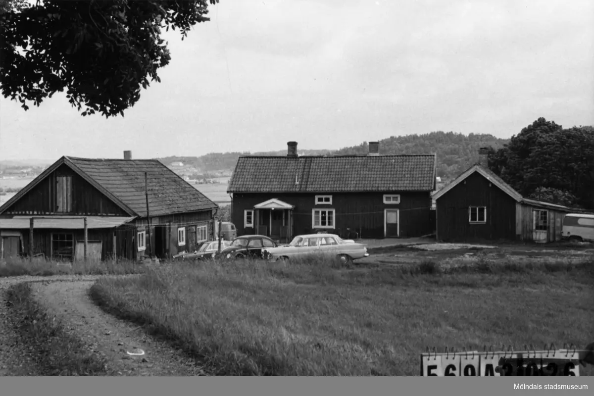 Byggnadsinventering i Lindome 1968. Skäggered 3:17.
Hus nr: 569A4033.
Benämning: permanent bostad, garage (lada) och hundgård.
Kvalitet: mindre god.
Material: trä.
Övrigt: bilverkstad. Oordning.
Tillfartsväg: framkomlig.
Renhållning: soptömning.