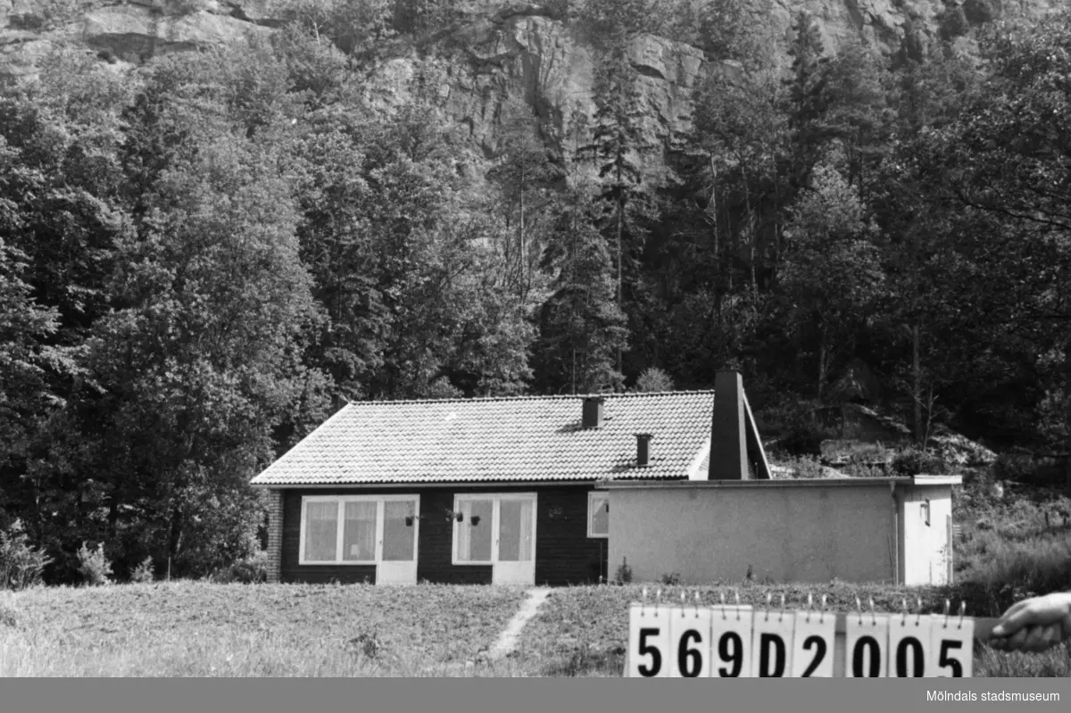 Byggnadsinventering i Lindome 1968. Lindome (2:3).
Hus nr: 569D2005.
Benämning: permanent bostad.
Kvalitet: mycket god.
Material: trä, gult tegel.
Tillfartsväg: framkomlig.
Renhållning: soptömning.