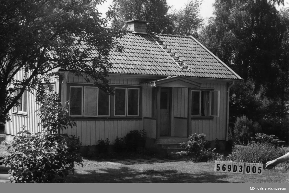 Byggnadsinventering i Lindome 1968. Gårda 2:57.
Hus nr: 569D3005.
Benämning: permanent bostad och två redskapsbodar.
Kvalitet, bostadshus: god.
Kvalitet, redskapsbodar: mindre god.
Material: trä.
Tillfartsväg: framkomlig.
Renhållning: soptömning.