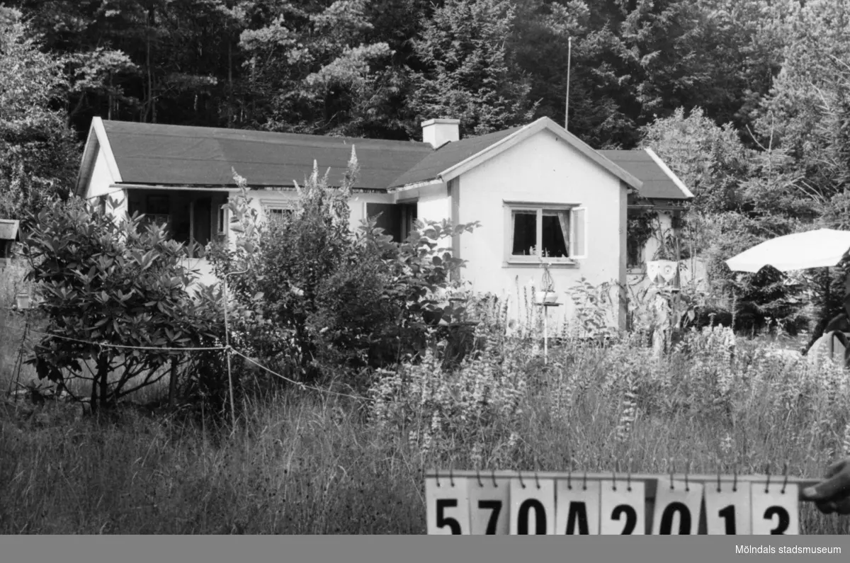 Byggnadsinventering i Lindome 1968. Bräcka (1:41).
Hus nr: 570A2013.
Benämning: fritidshus och redskapsbod.
Kvalitet: dålig.
Material: trä.
Tillfartsväg: ej framkomlig.