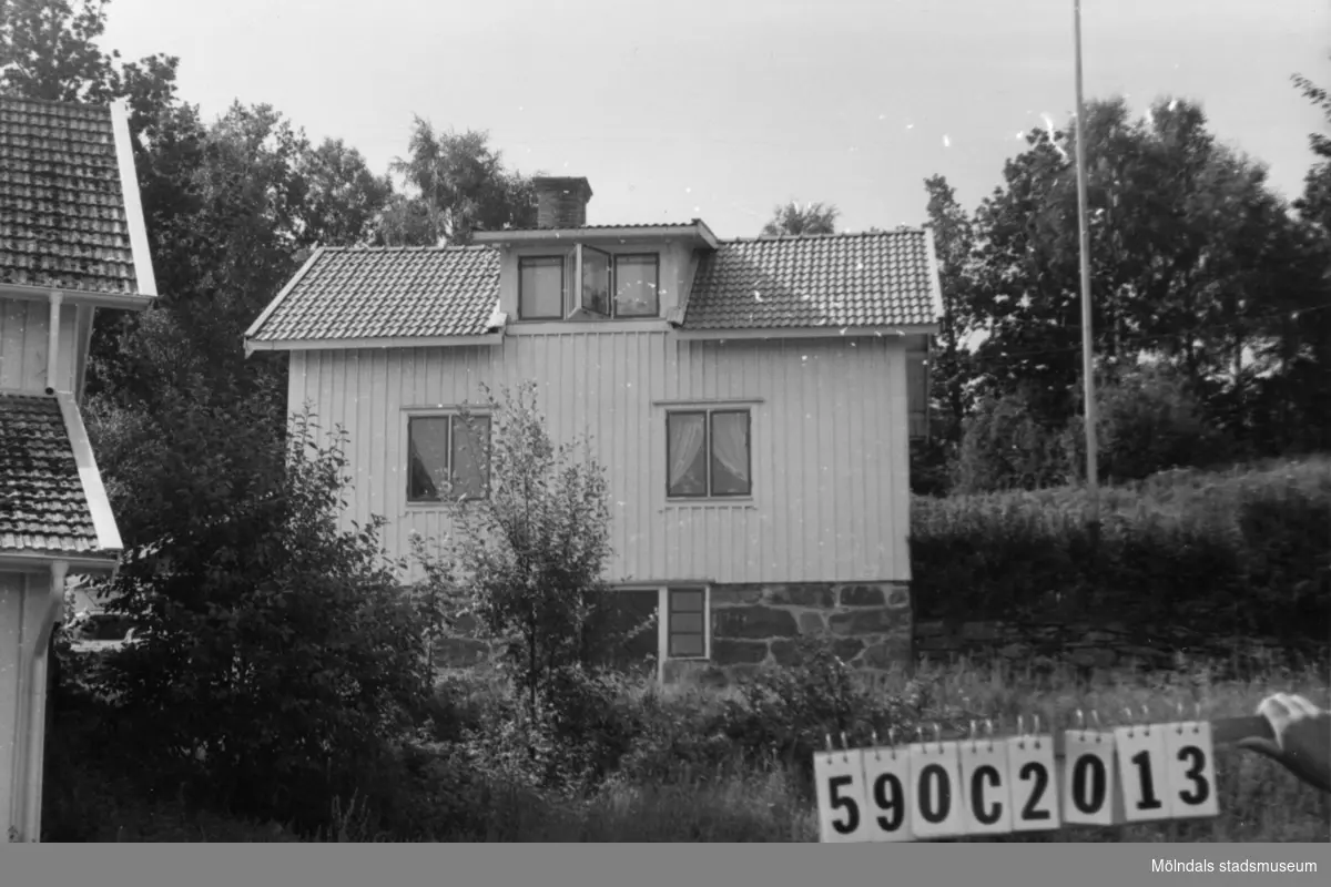 Byggnadsinventering i Lindome 1968. Hällesåker 3:23.
Hus nr: 590C2013.
Benämning: permanent bostad och redskapsbod.
Kvalitet, bostadshus: god.
Kvalitet, redskapsbod: mindre god.
Material: trä.
Tillfartsväg: framkomlig.
Renhållning: soptömning.