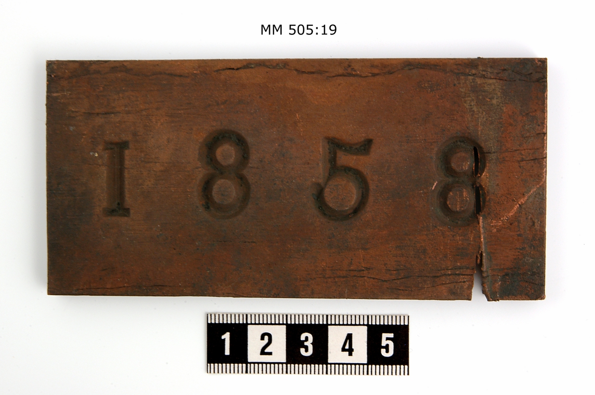 Minnespenning m.m. från slopade fartyg, inplacerade i en glastäckt låda i trä, polerad. Lådan innehåller 17 st penningar och 3 kopparplattor, de senare märkta med årtalen 1857, 1858 och 1861. Lådan innehåller även diverse handlingar om mynten.