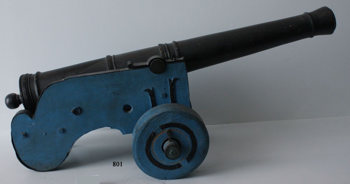 Kanonmodell: skans- eller släplåda, med 16-lödig kanon av Tornqvist. Modellen antagen 1757, är helt av trä med beslag av järn. Blåmålad, beslagen svarta. Lavetten L = 550 mm B = 450 mm H = 320 mm.