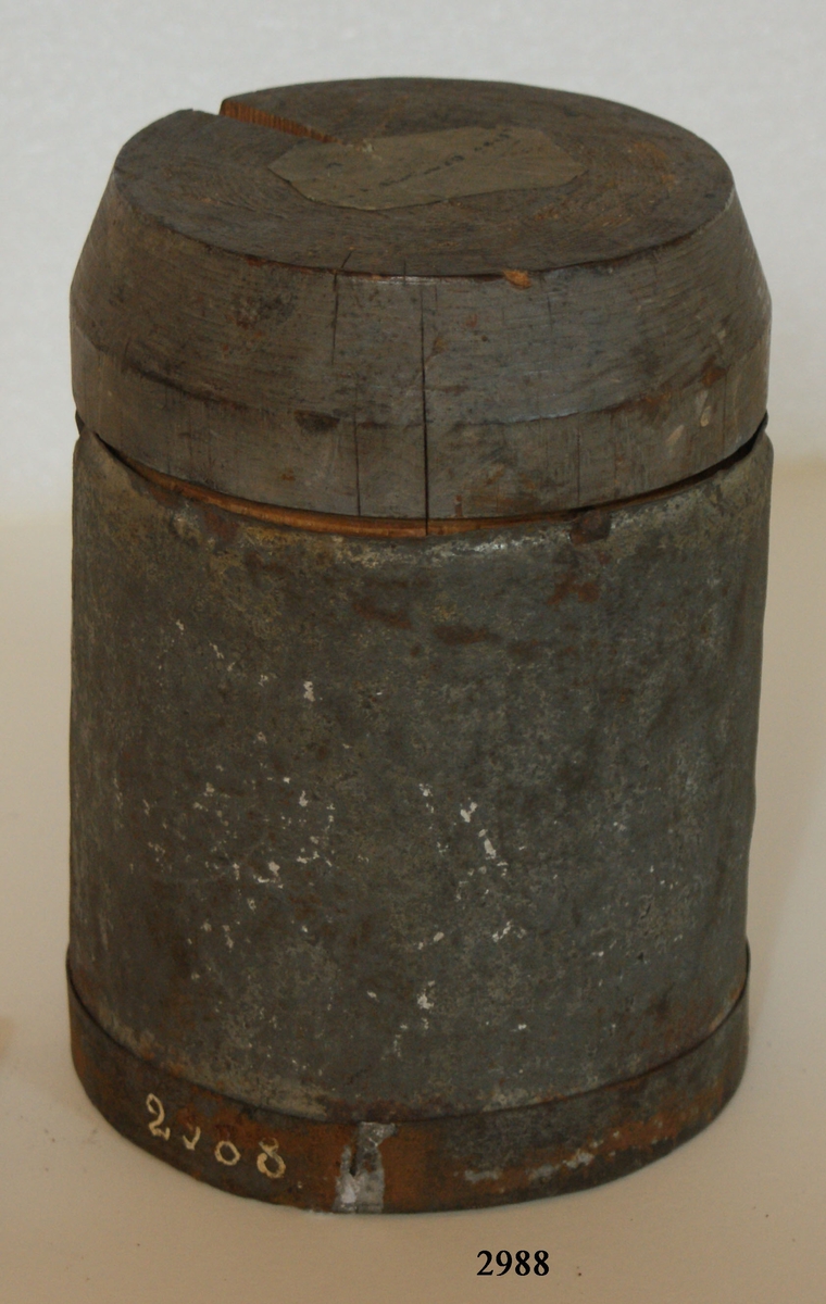 24-pundigt blyskrå, fyllt, ryskt. Skrået av trä, kulorna av bly. Troligen hemförd som krigsbyte från sjuåriga kriget 1756-63. Tillhör statens trofésamlingar.