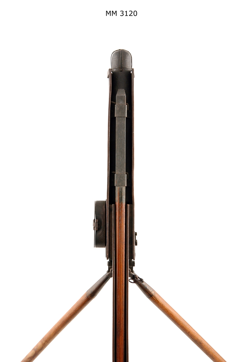 Modell å livräddningsapparat med "Dennets" raket. Modellen består av:
1 plan av trä, dim. 745 x 145 mm, med
1 signalstång, längd 635 mm
1 raketutskjutningsränna av mässing, längd 725 mm med 2 stag av trä med metallbeslag, längd: 380 mm
2 raketer med spö, längd 720 mm
1 lina uppskjuten i låda av trä
5 raketer
5 raketspö
6 lyktmodeller av trä, 6-kantiga
4 klot av trä
1 förvaringslåda av trä av längd 790 mm, bredd 190 mm och höjd 130 mm