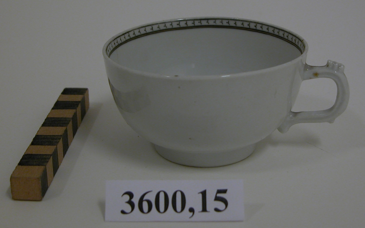 Kaffekopp med hänkel. Tillkom år 1933 genom köp å antikvitetsauktion i Stockholm (från Svensk - Franska konstgalleriet Stockholm) Pris 610 kronor.