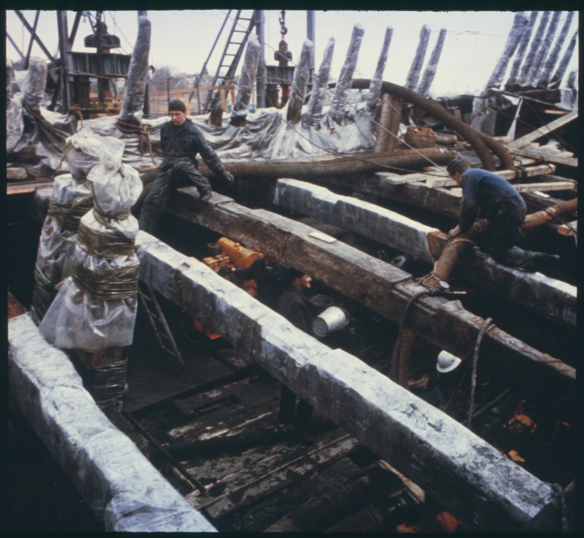 Vasas övredäcks balkar. Inplastade relingsstöttor och knektar för att skydda träet från uttorkning.