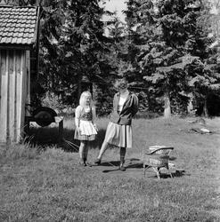 Harald Sverdrups kone og datter, Stokke.