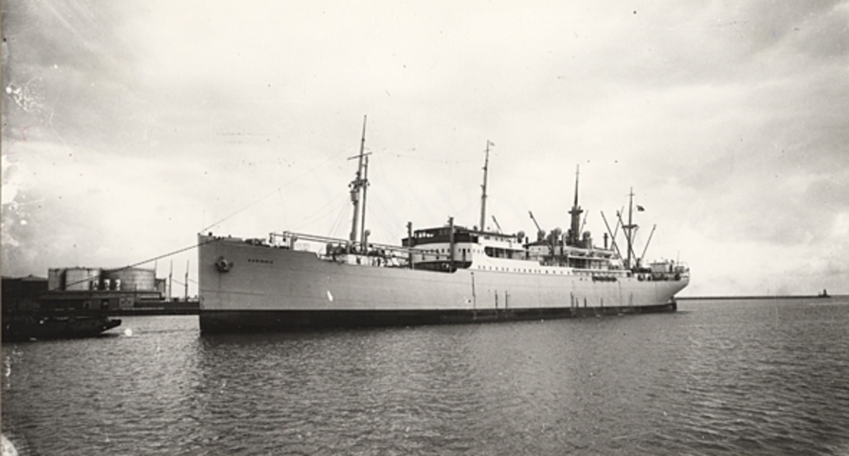 Foto i svartvitt visande last-& passagerarmotorfartyget "BORINGIA" av Köpenhamn under bogssering i Köpenhamn under 1930-talet.