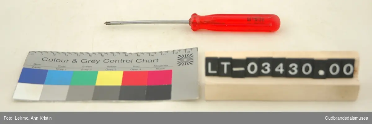 Lite stjerneskrujern Geilo-verktøy, i chrom vanadium, med håndtak i rød hardplast. Metall tappet i håndtak.