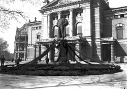 Bjørnsonstatuen med sørgeflor.