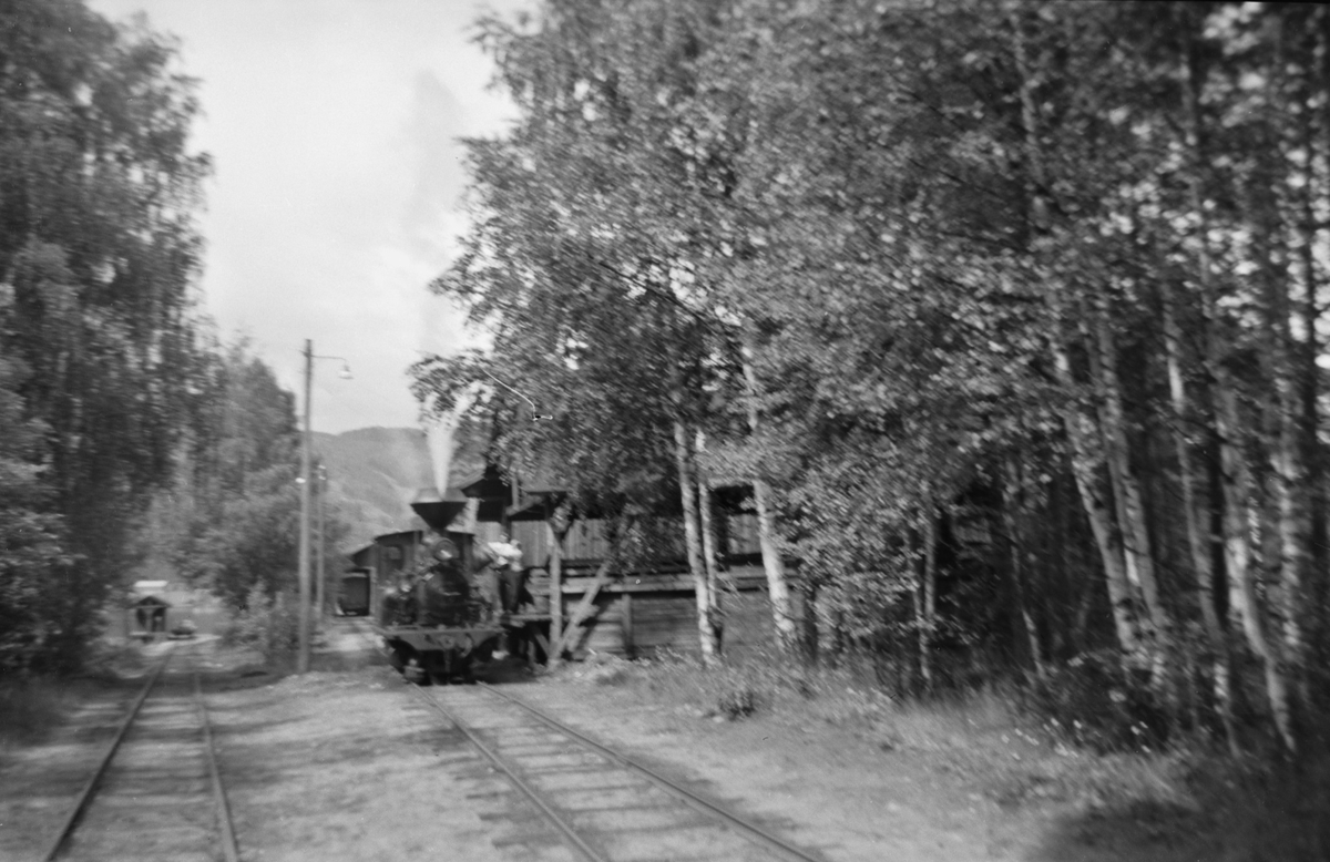 Kullfylling på damplokomotivet på Byglandsfjord stasjon på Setesdalsbanen