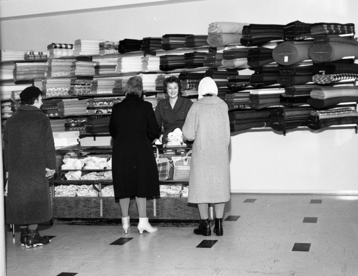 Olav Dreyer Jægtnes' klesforretning på Sortland ca. 1963
