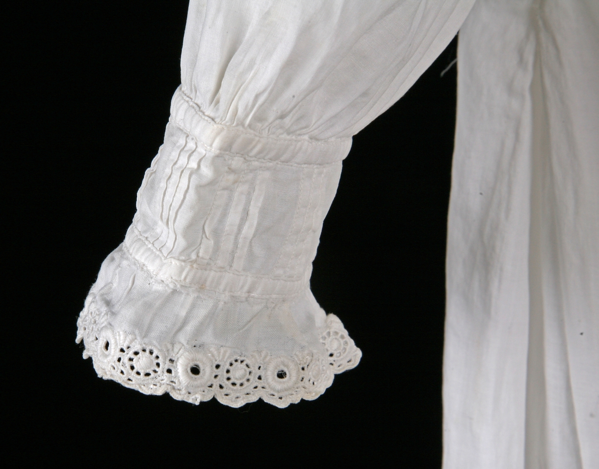 Kjole, brukt til barnedåp, bærestykket er dekorert med holsaum.
