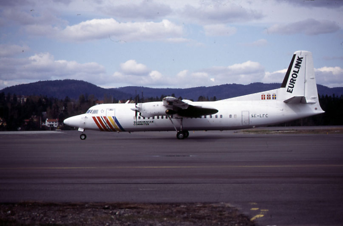 Lufthavn, 1 fly på rullebanen etter landing, Fokker 50 "Ylva Viking" SE-LFC fra SAS Commuter. 