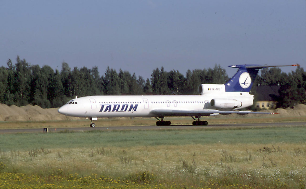 Lufthavn, ett fly på bakken, Tupolev TU 154 B, YR-TPE . 