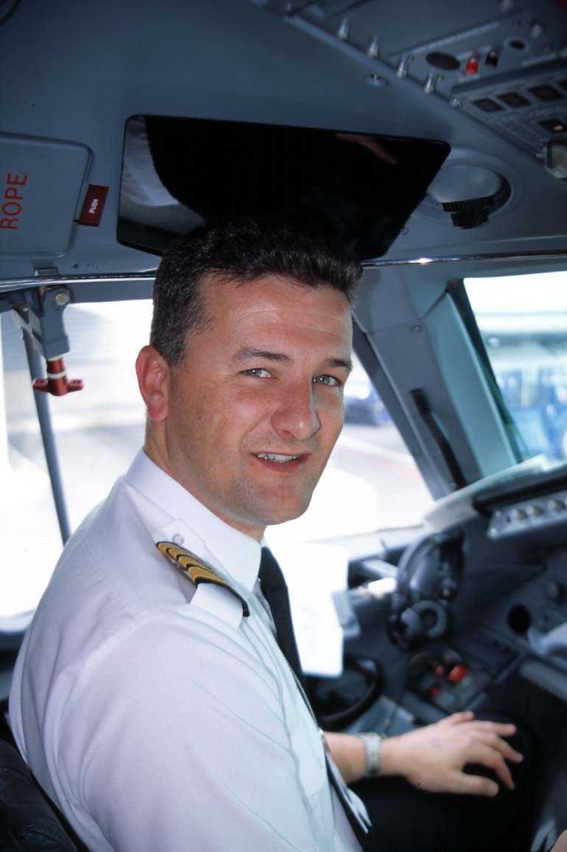Lufthavn. Kaptein i cockpit, G-EMBF fra British Regional Airlines.