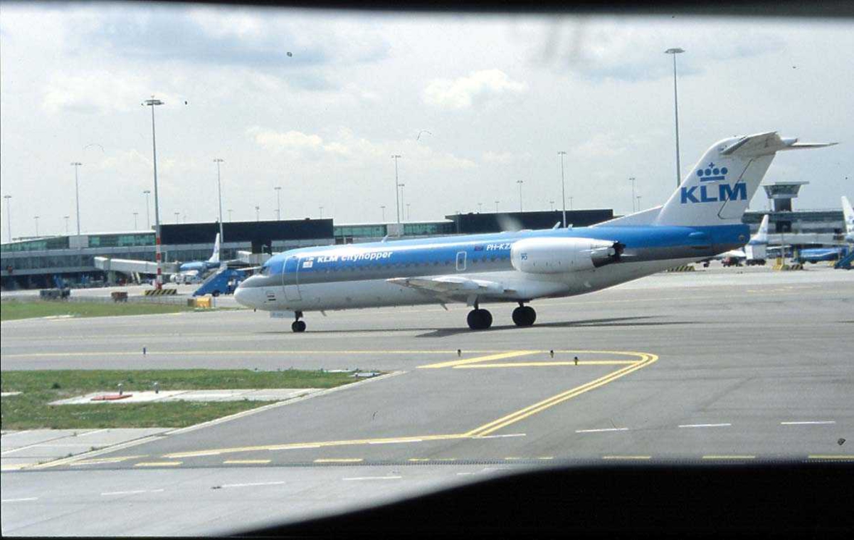 Flyplass, 1 Fly på bakken, PH-KZA Fokker 70 fra KLM.