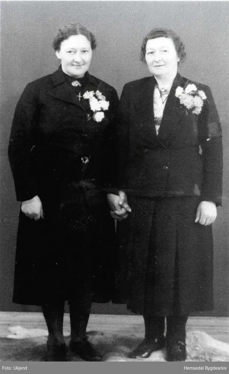 Inga Hulbak og Maria Hjelmen, begge fødde Buajorde i Valdres. 
Inga og Maria var tvillingar. Her er dei fotograferte på 50 års dagen i 1950.