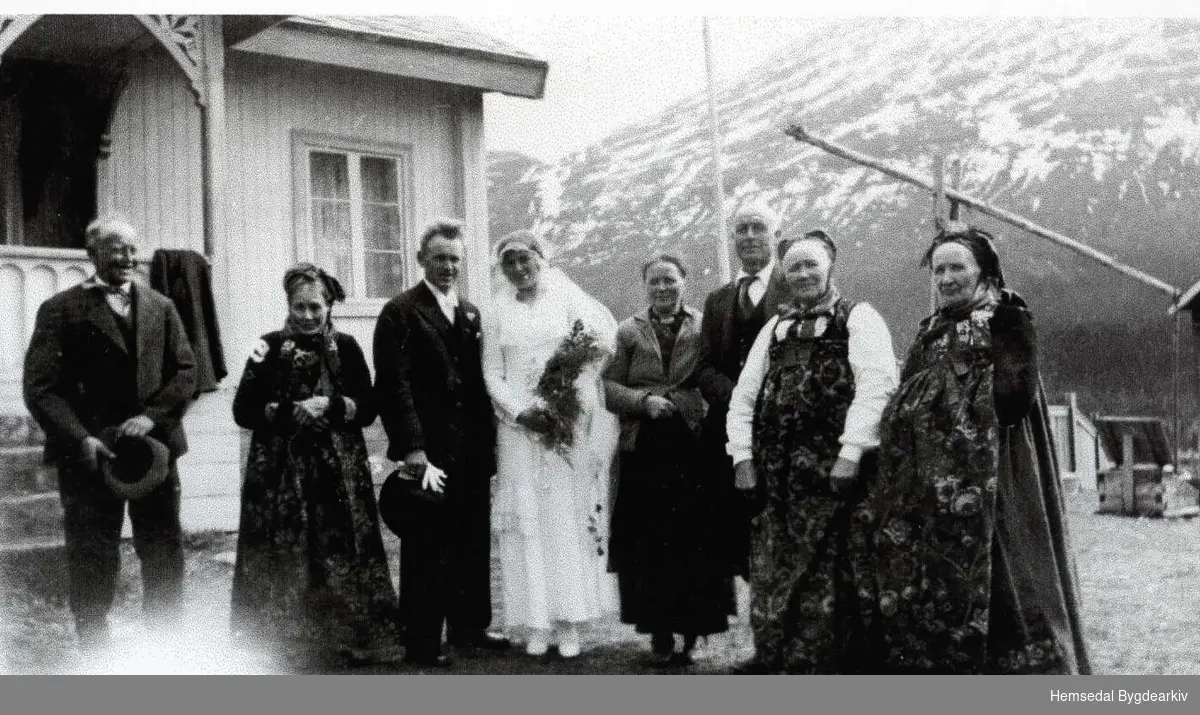 Bryllaupet til Ingrid, fødd Grøthe, og Torleiv A. Thorset.
Frå venstre: Asle A. og Anne Thorset; Torleiv og Ingrid Thorset; Margit og Knut O. Grøthe; Margit Storejorde og Ingrid Båste, båe fødde Grøthe.