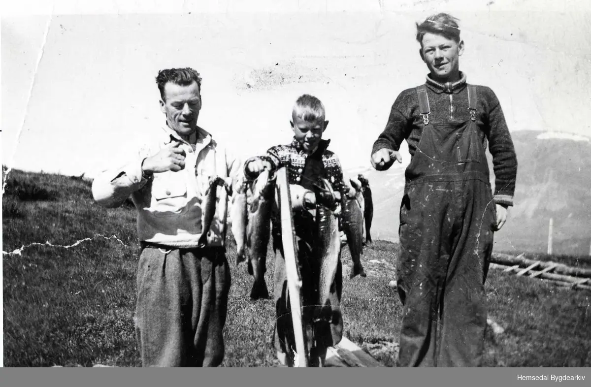 Fisk frå Huldretjørn  ved Ålruststølane i Hemsedal  i 1940.
Frå venstre: Erling Tomter, Torgeir Tomter, Halvor Hjelmen
