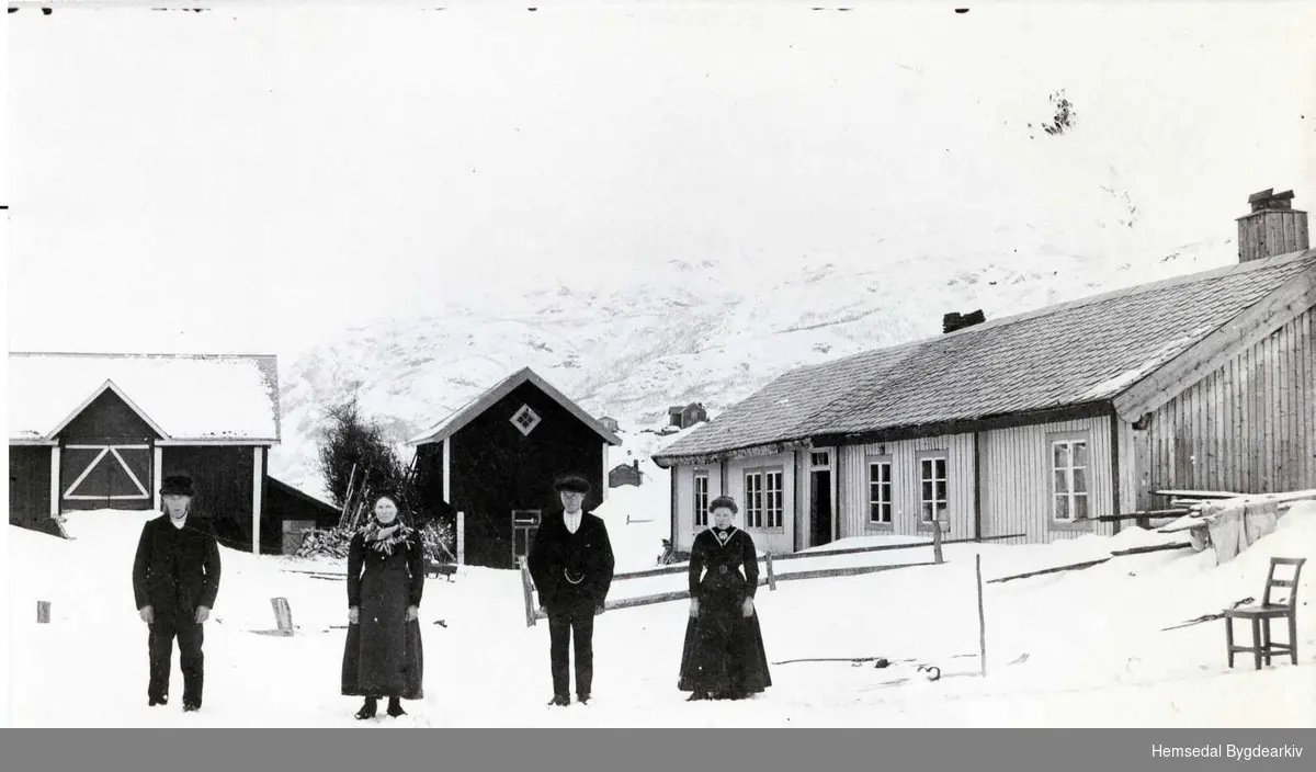 I gardstunet på Anderdal, 73.2., i Hemsedal kring 1918
Frå venstre: Trond O. Anderdal, Anne E. Anderdal, Ola T. Anderdal og Birgit Anderdal
