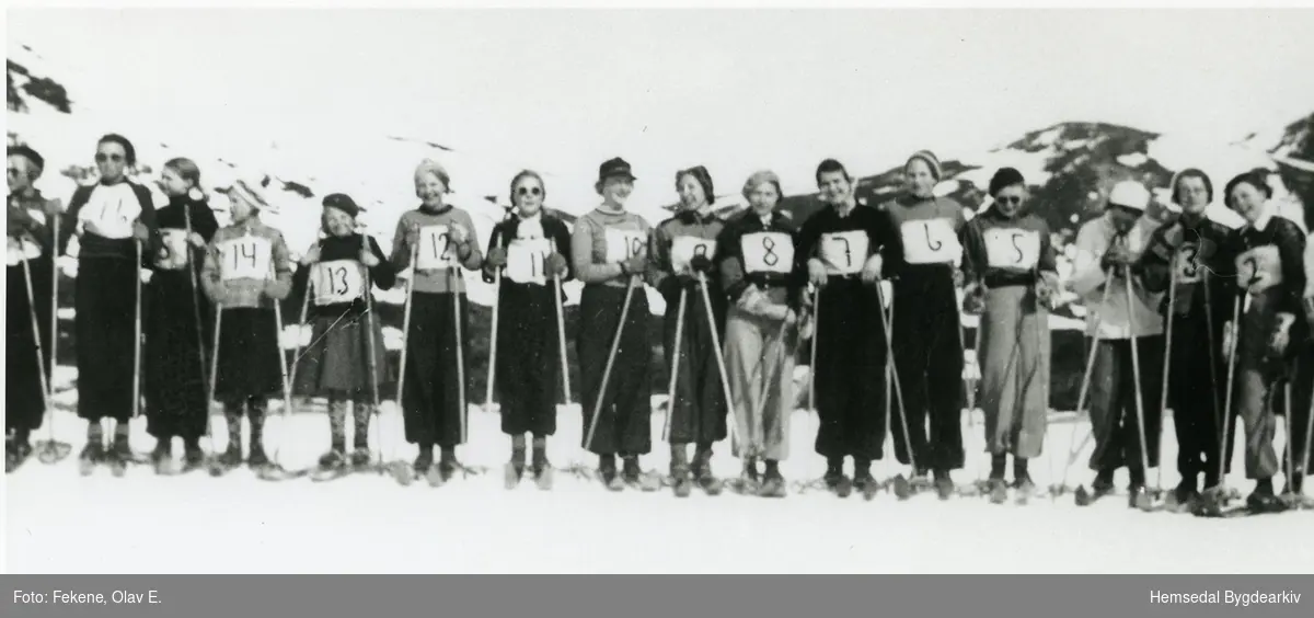 Utforrenn for jenter på vestsida ved Bakkestølane i Hemsedal i 1938.
det vart også gått langrenn og premiert samla.
Namneliste over deltakarane er arkivert i Hemsedal Bygdaarkiv