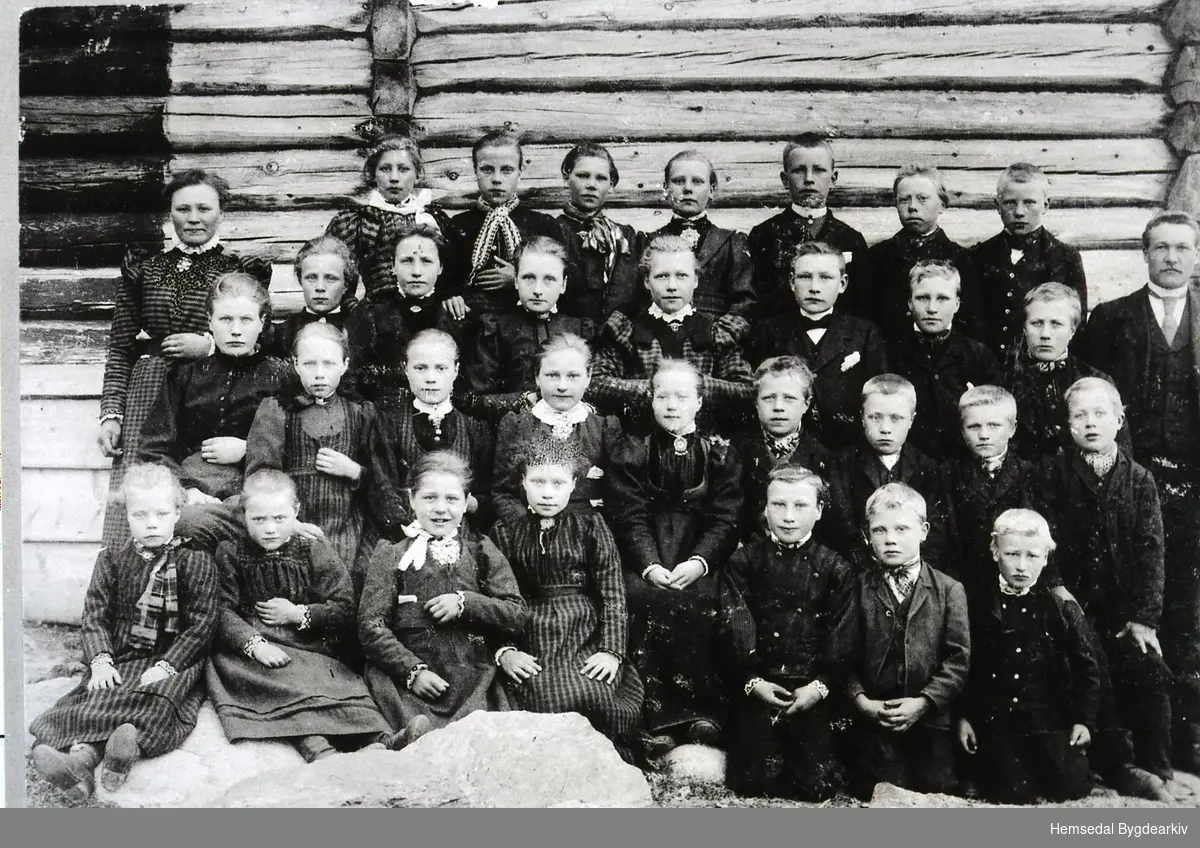 Løken skule på Ulsåk  i Hemsedal i 1900.
Namneliste er arkivert i Hemsedal Bygdaarkiv