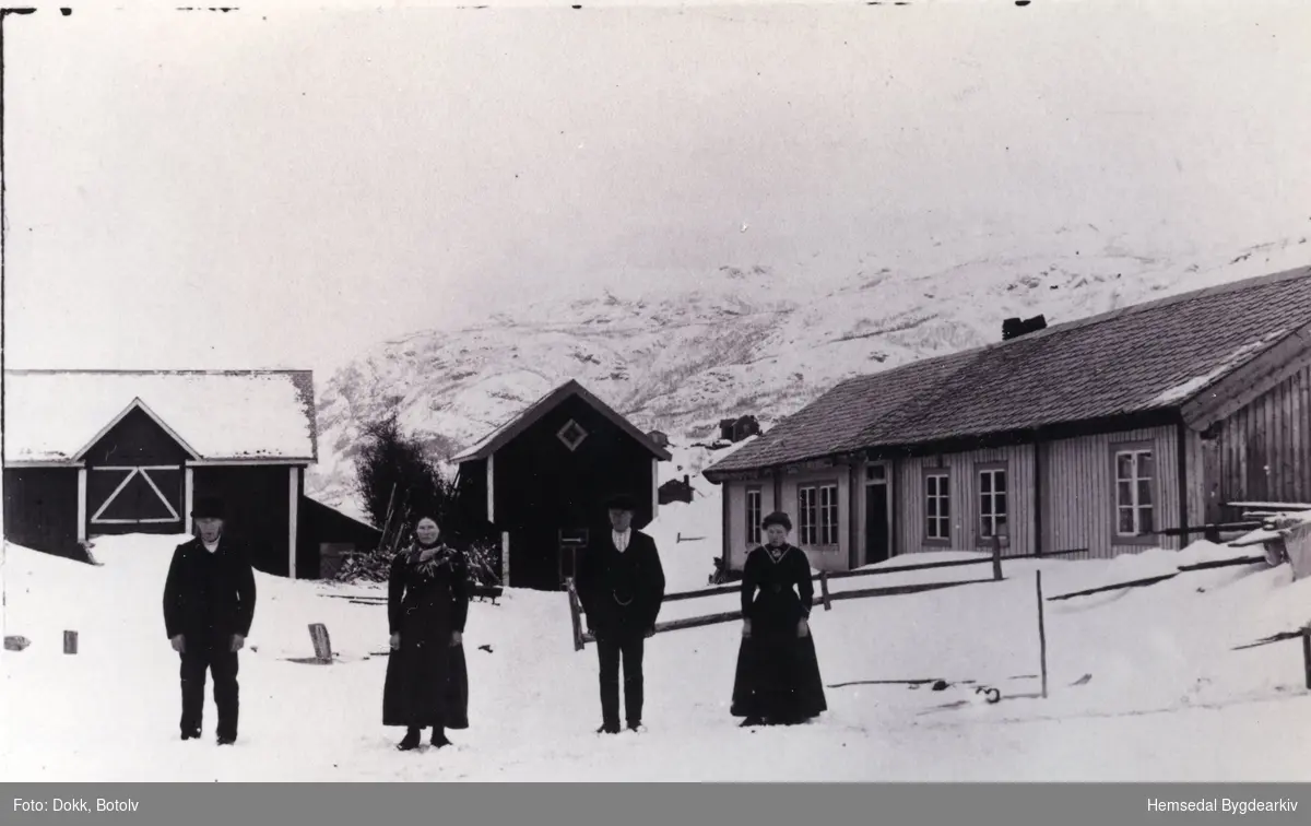 Anne og Trond Anderdal med borna, Ola og Birgit
Biletet er teke ca. 1918 i tunet på garden Anderdal, 73.2